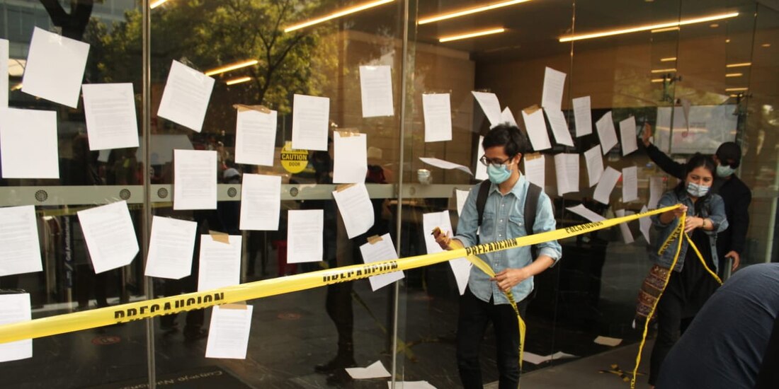 Estudiantes de posgrado pegaron el pliego petitorio en la entrada del consejo.