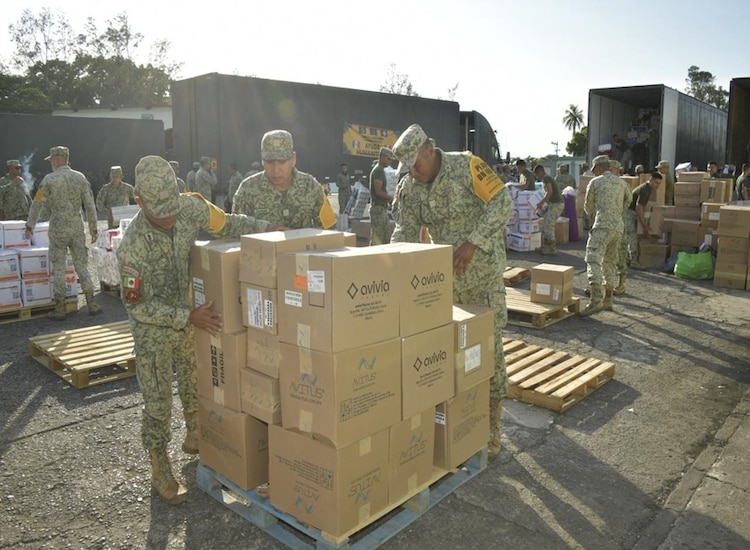 Elementos de la Secretaría de Marina coordinaron el embarque de alimentos, agua, medicamentos y plantas potabilizadoras que reforzarán la atención de la emergencia en Venezuela.