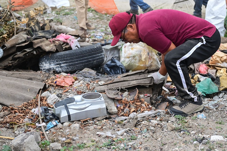 Vecinos y servidores públicos mexiquenses participan de manera simultánea en la campaña de restauración ambiental en 30 municipios.