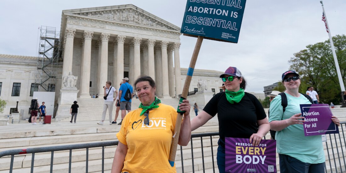 Mujeres proaborto se manifestaron ayer, afuera de la Corte Suprema de EU.