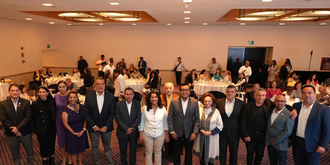 Funcionarios reunidos para hacer el anuncio.