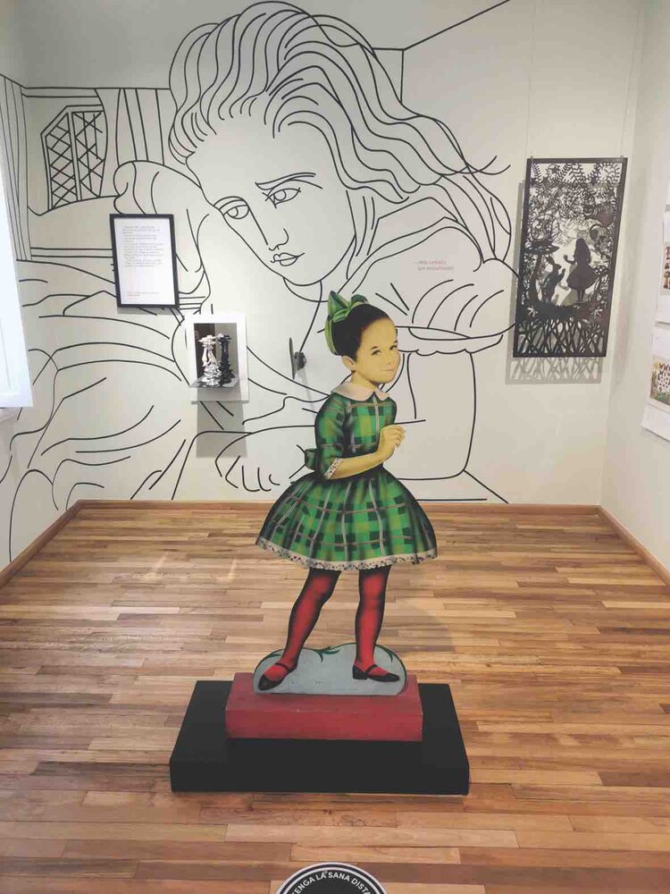 Un eje está dedicado a Alicia en el país de las maravillas, de Lewis Carroll.