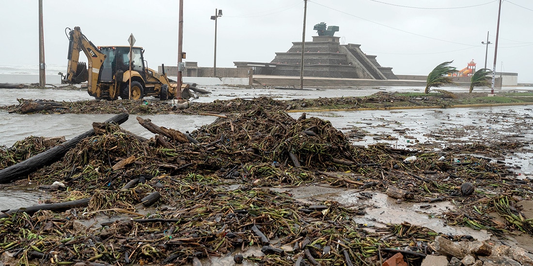 Acumulación de basura y escombros sobre el malecón de Veracruz, ayer.