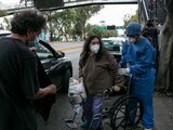 Una mujer llega al hospital para recibir atención médicoa.