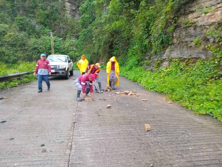 Retiro de escombros en caminos y carreteras afectadas por lluvias en Hidalgo.