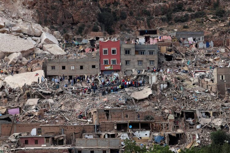 Un grupo de personas sobre los escombros del pueblo de Imi N'Tala, devastado por un mortífero terremoto, Marruecos.