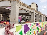 Trabajadores operan a marchas forzadas para cumplir con los tiempos para la inauguración de la Calzada Flotante en Tlalpan, el próximo 31 de mayo.