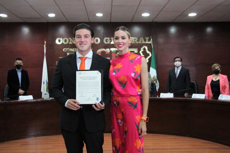 Samuel García acreditó la mayoría en NL; lo acompañó su esposa.