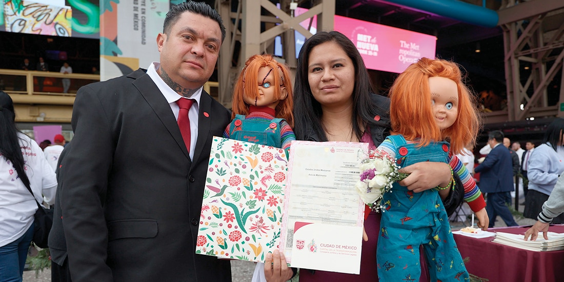 UNA PAREJA recién casada en las bodas colectivas de febrero en el Auditorio Nacional.