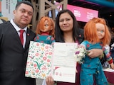 UNA PAREJA recién casada en las bodas colectivas de febrero en el Auditorio Nacional.