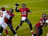 Tom Brady, quarterback de Buccaneers, lanza un pase durante el encuentro contra Washington.