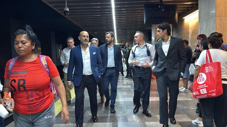 Delegación colombiana analiza los avances tecnológicos y de seguridad del Metro capitalino.