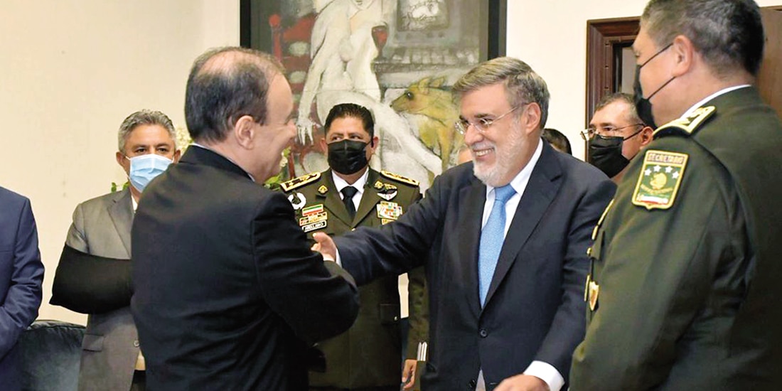 Alfonso Durazo (izq.), durante su toma de posesión como gobernador en 2021, saluda a Julio Scherer.