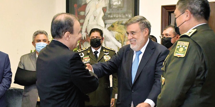 Alfonso Durazo (izq.), durante su toma de posesión como gobernador en 2021, saluda a Julio Scherer.