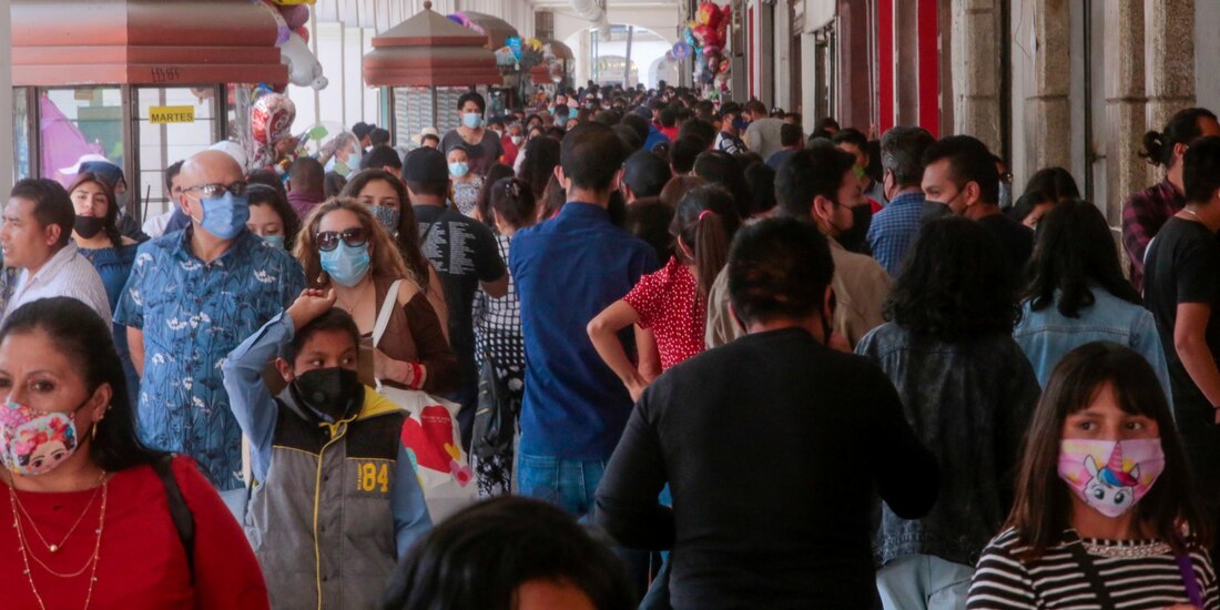 Ciudadanos acuden de compras en Portales de Toluca, el Estado de México, durante el semáforo naranja