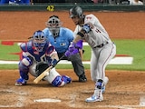Ketel Marte, de los Arizona Diamondbacks, batea un sencillo productor de dos carreras en contra de los Texas Rangers durante a octava entrada del Juego 2 de la Serie Mundial