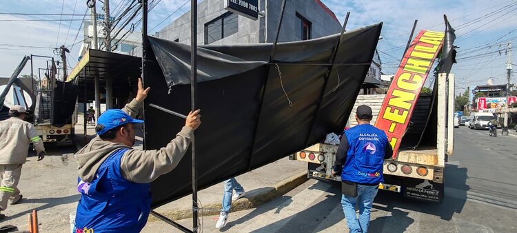 Personal de la Alcaldía Coyoacán retira estructuras metálicas instaladas de manera irregular en las inmediaciones del Estadio Banorte.