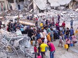 Palestinos recogen agua de un camión en medio de la destrucción causada por la ofensiva aérea y terrestre israelí, en la ciudad de Gaza, el 16 de octubre.