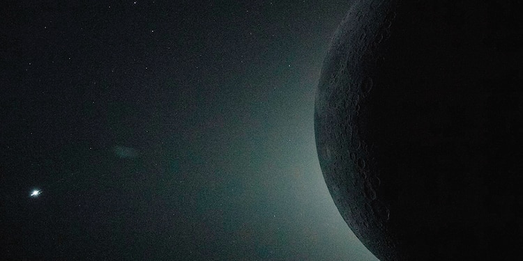 Una parte de la Luna visible mientras se oculta del Sol.