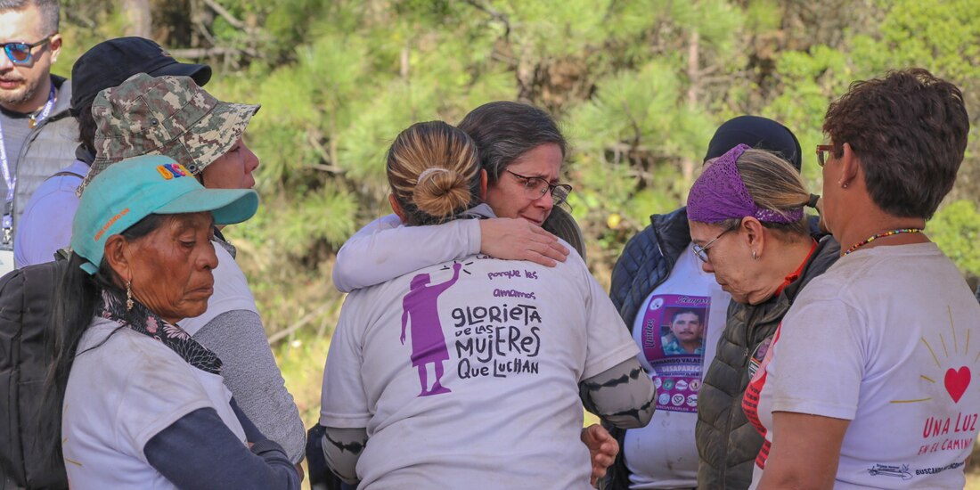 Jaqueline Palmeros es consolada por padres y madres buscadoras, en la jornada de ayer en el Ajusco.
