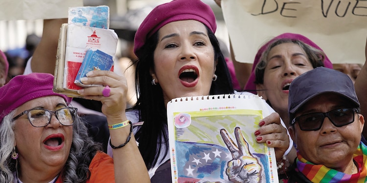 Mujeres marchan hacia la oficina de la presidenta interina Delcy Rodríguez, en apoyo a Maduro, ayer.