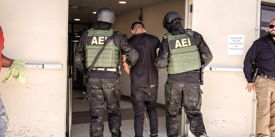 Presunto culpable de un asesinato, escoltado al edificio de la FGE de Baja California, para ser trasladado a prisión preventiva en Mexicali, el 12 de julio de 2024.