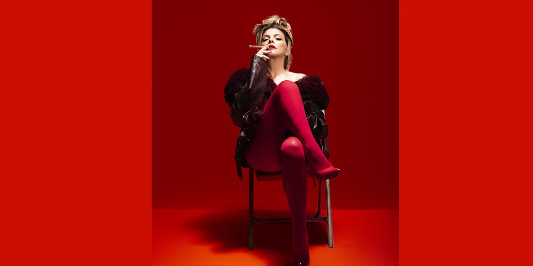 ITATÍ CANTORAL en sesión fotográfica de la obra.