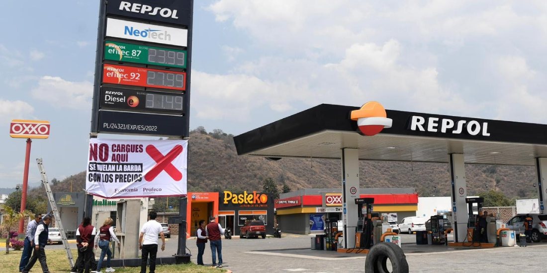 Una lona colocada por Profeco en gasolineras que "se vuelan la barda" con los precios.