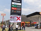 Una lona colocada por Profeco en gasolineras que "se vuelan la barda" con los precios.