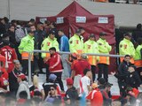 Agentes policiales y empleados de seguridad resguardan la zona donde falleció un espectador, al caer desde la tribuna durante el partido de River Plate contra Defensa y Justicia en Buenos Aires, el sábado 3 de junio de 2023