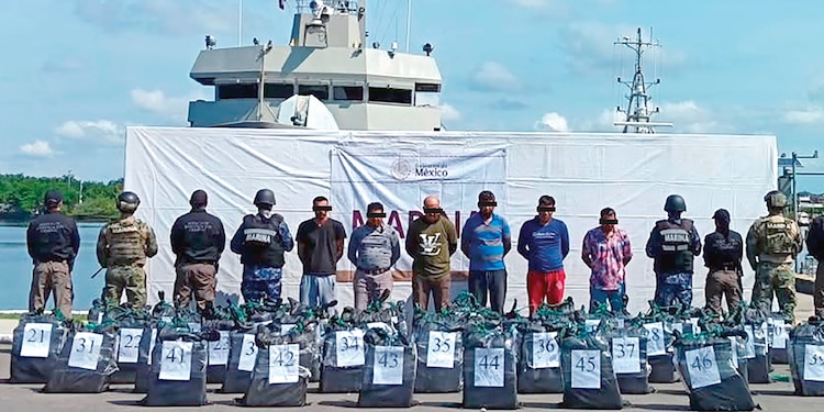 Las personas capturadas y la droga incautada por personal naval, tras el operativo en las costas de Oaxaca, ayer.