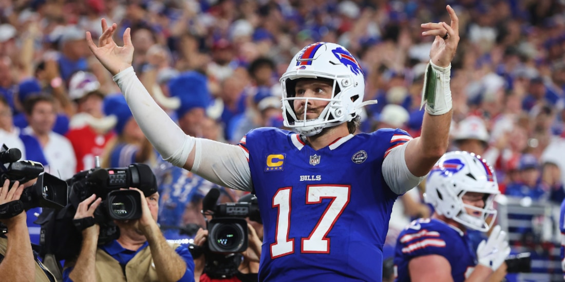 Josh Allen celebrando durante el partido.