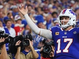 Josh Allen celebrando durante el partido.