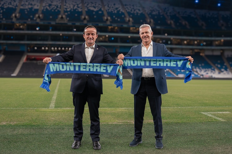 Mikel Arriola y Javier Aguirre en el Estadio BBVA.