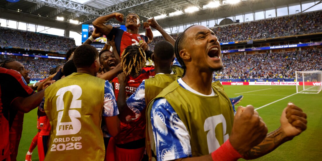 Los jugadores de Cabo Verde festejando su anotación.