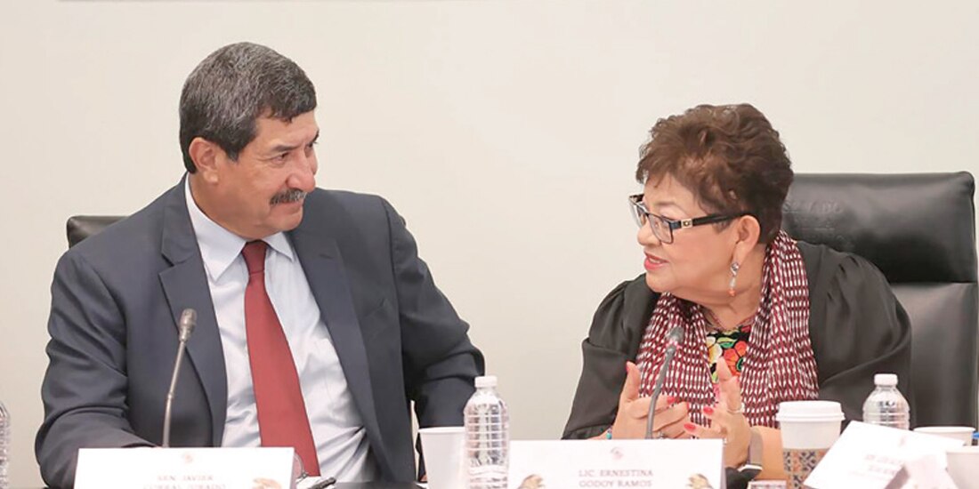 ERNESTINA GODOY, titular de la FGR, con el senador Javier Corral, ayer.