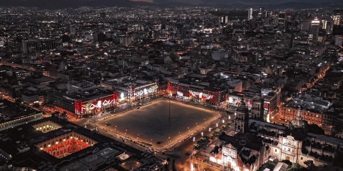 Enciende Sheinbaum 15 mil focos para celebrar el 210 aniversario del inicio de la guerra de Independencia