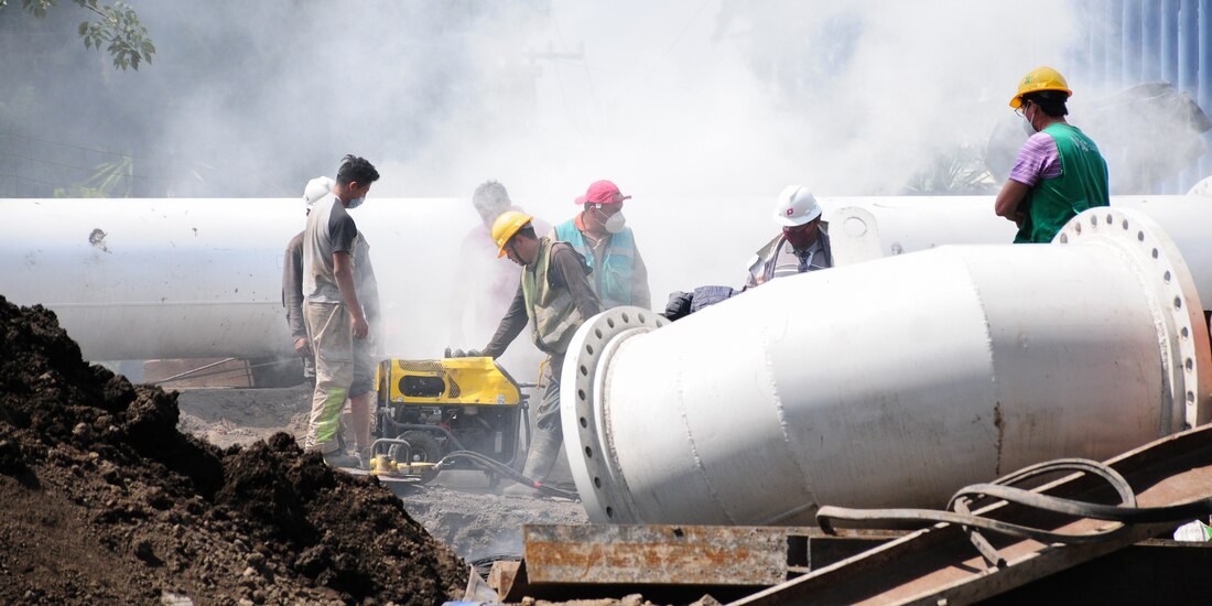 El sábado, una obra en Canal Nacional
y Periférico provocó una ruptura en la red, por lo que se detuvo la operación de 20 pozos.
La fuga, cuya reparación comenzó ayer, afecta a 10 colonias de Iztapalapa y seis de Tláhuac.
