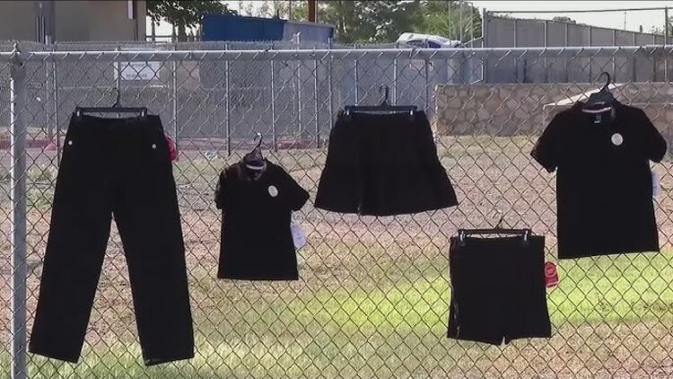 Este es el uniforme que se usaba en la secundaria Charles, completamente negro.