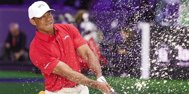 TIGER WOODS juega un tiro desde una trampa de arena en marzo pasado.