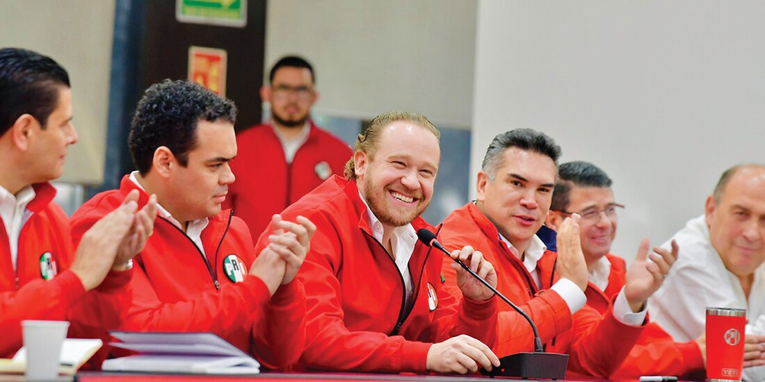 Santiago Taboada (tercero de izq. a der.) con Alito Moreno (der.), ayer.