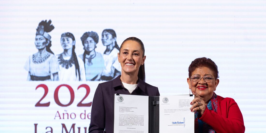 Claudia Sheinbaum y Ernestina Godoy, este jueves en Palacio Nacional.