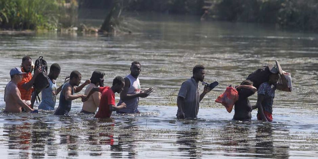 Haitianos cruzan el río Bravo del lado texano hacia suelo mexicano para conseguir comida y víveres. Los migrantes permanecen desde hace varios días en un campamento instalado de lado estadounidense en espera de que aquella nación les brinde asilo político.
