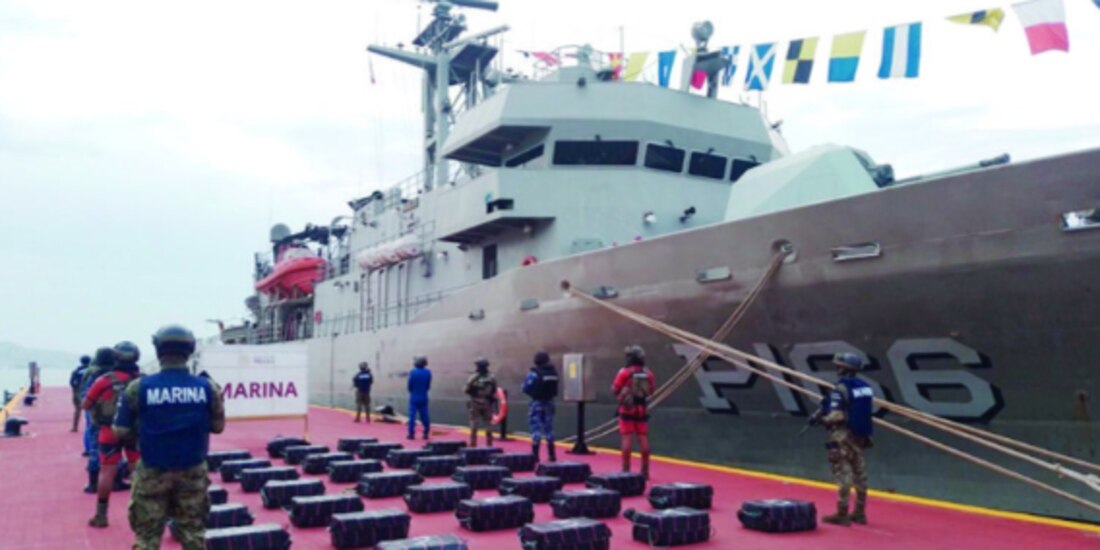 Elementos de la Marina, tras incautar presunta droga, ayer.