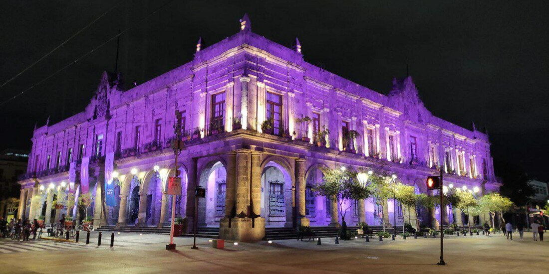Los edificios de Guadalajara se iluminaron con "el color representativo de esta lucha".