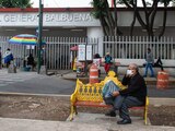 El Hospital General Balbuena, en Venustiano Carranza, donde las personas esperan a familiares.