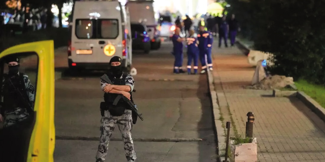 Un policía monta guardia cerca del lugar donde estalló un artefacto explosivo.