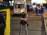 Un policía monta guardia cerca del lugar donde estalló un artefacto explosivo.