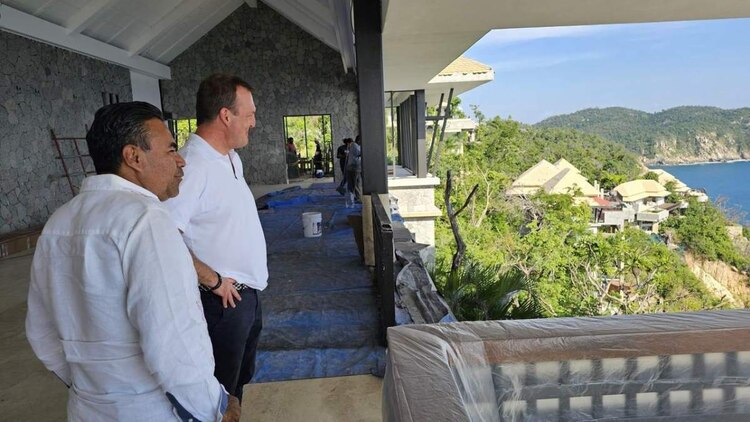 Abelina López Rodríguez, presidenta del Gobierno Municipal de Acapulco, ha instruido a su equipo a dar seguimiento a la reapertura de los hoteles.