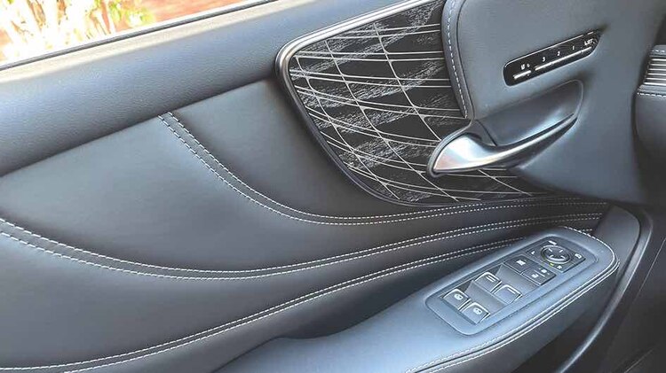 Asientos eléctricos con ajuste lumbar calefactables.